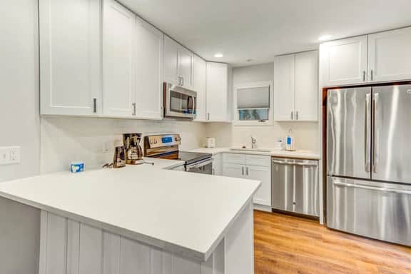 Scenic view cottage w/ Free Wifi - just a short walk to the beach & park