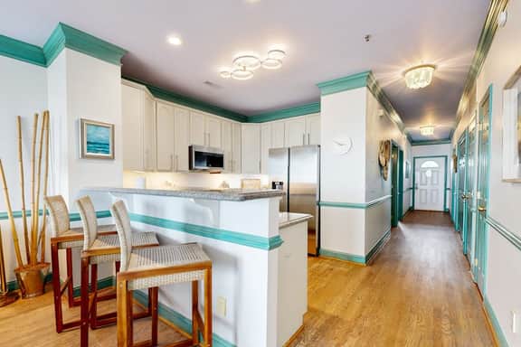 Second-level abode w/ ocean views, private balcony, shared pool