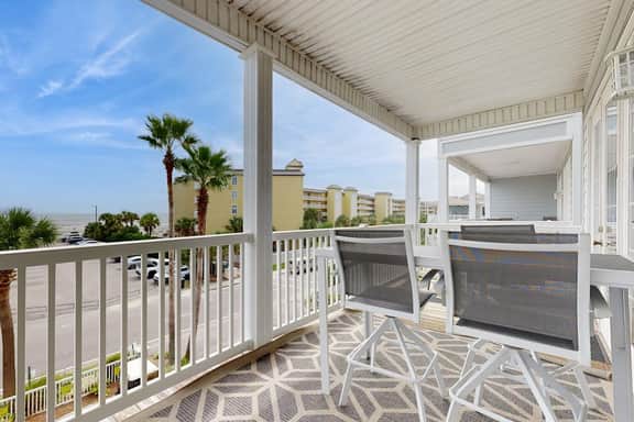 Second-level abode w/ ocean views, private balcony, shared pool