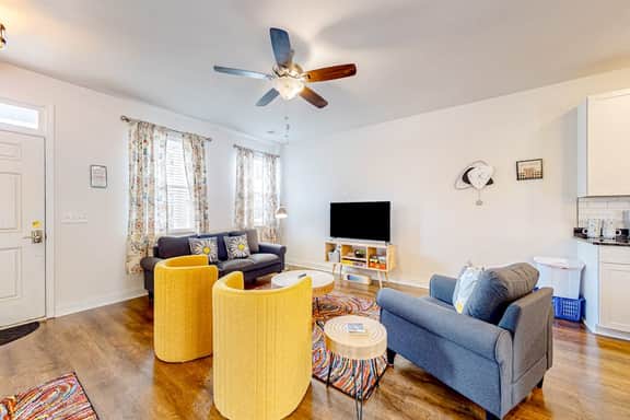 Snowbird-friendly townhouse with pool, tennis court, & central AC