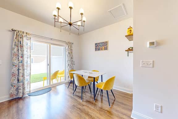 Snowbird-friendly townhouse with pool, tennis court, & central AC
