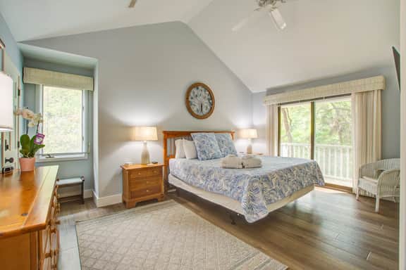 Spacious, dog-friendly home with screened porch, next to the beach path