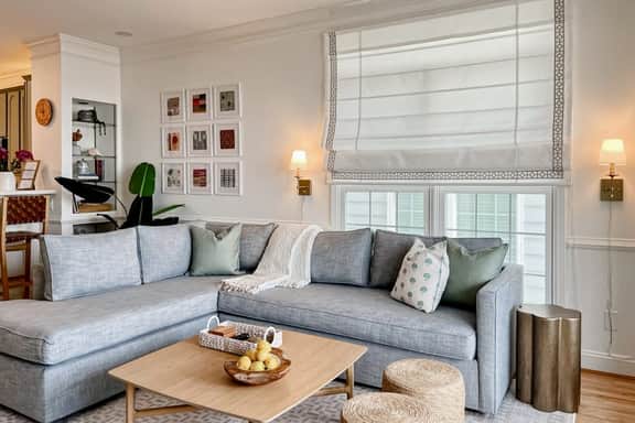 Stylish Oceanview Condo: Pool, Parking & Prime Location!