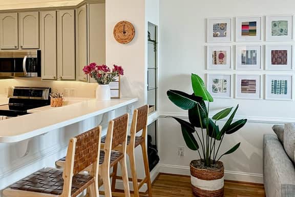 Stylish Oceanview Condo: Pool, Parking & Prime Location!
