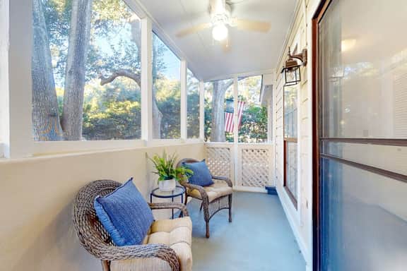 Stylish dog friendly, ground-floor getaway with pool, washer/dryer, & AC