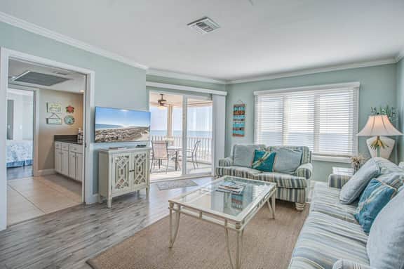 Top-floor Oceanfront Villa with spectacular ocean views - prime location