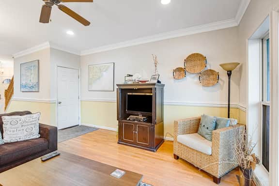 Townhouse with marsh & river views - access to crabbing dock & pool
