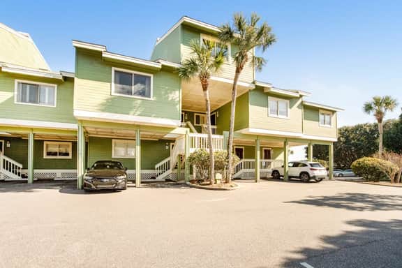 Townhouse-style villa with screened porch & pool access - short walk to beach