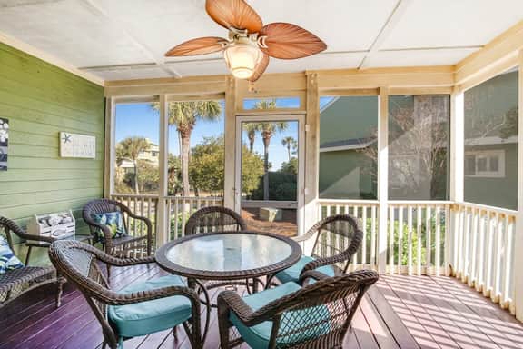 Townhouse-style villa with screened porch & pool access - short walk to beach