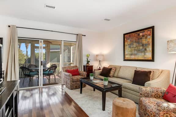 Townhouse-style villa with screened porch & pool access - short walk to beach