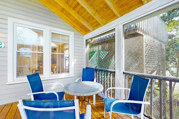 Two-minute walk to the beach - home with screened porch, sundeck, WiFi & W/D