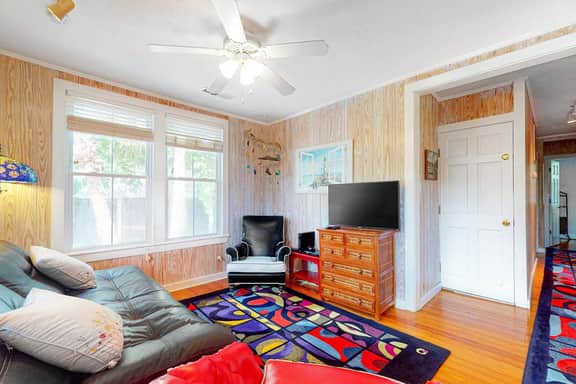 Two-minute walk to the beach - home with screened porch, sundeck, WiFi & W/D