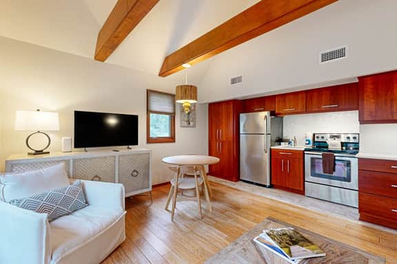 Updated Condo with shared tennis, close to Freshfields Village and beach