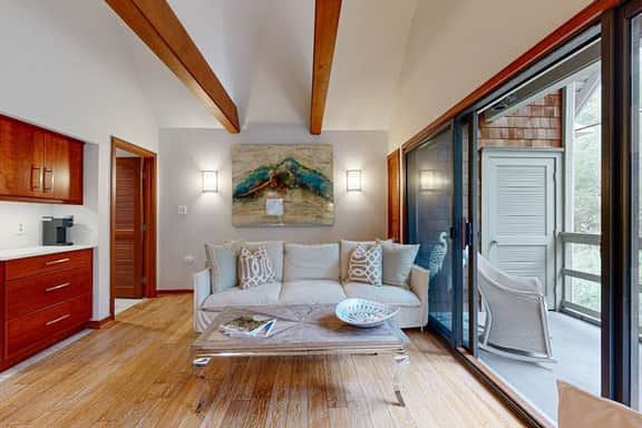 Updated Condo with shared tennis, close to Freshfields Village and beach