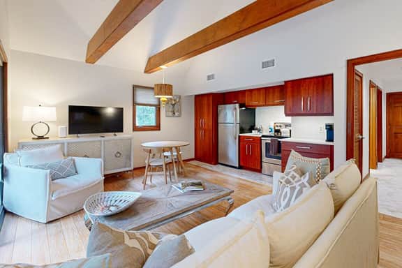 Updated Condo with shared tennis, close to Freshfields Village and beach