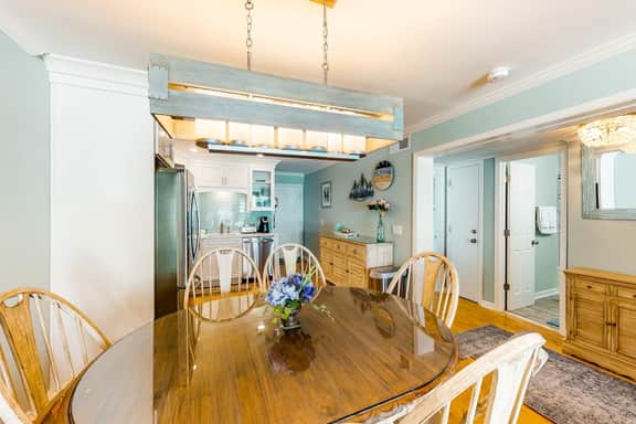 Updated condo by the beach with balcony & pool - walk to IOP dining & shops