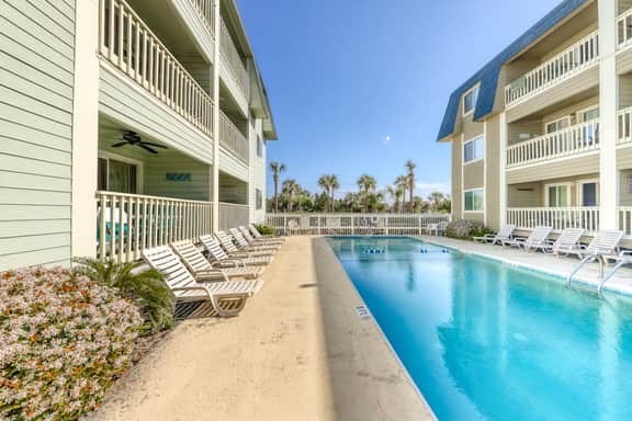 Updated condo by the beach with balcony & pool - walk to IOP dining & shops