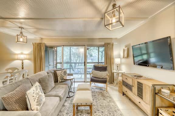 Well-equipped Condo with Screened Porch & Lake View - Near Beach, Dogs Welcome