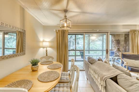 Well-equipped Condo with Screened Porch & Lake View - Near Beach, Dogs Welcome