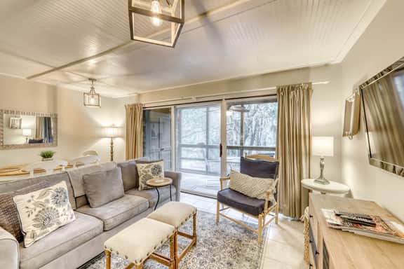 Well-equipped Condo with Screened Porch & Lake View - Near Beach, Dogs Welcome