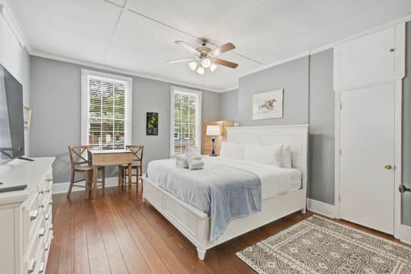 Charming downtown apartment just steps to King Street