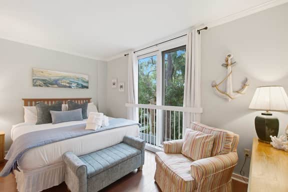 Lovely condo with free WiFi & shared tennis courts - close to golf & beaches