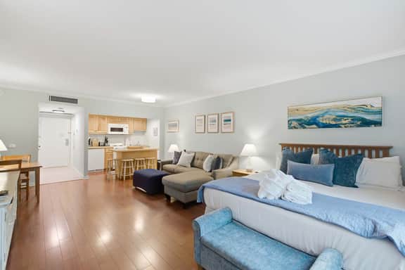 Lovely condo with free WiFi & shared tennis courts - close to golf & beaches