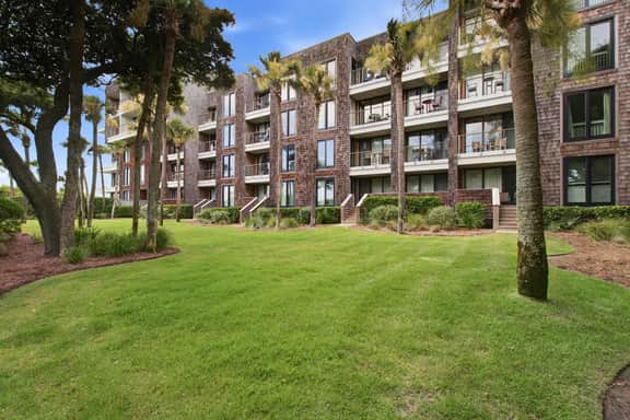 Lovely condo with free WiFi & shared tennis courts - close to golf & beaches