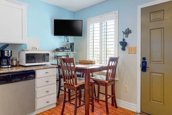 Dog-Friendly, Downtown Folly Beach Condo w/Free WiFi, Flatscreen TVs & more - Image 4