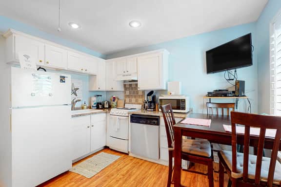 Dog-Friendly, Downtown Folly Beach Condo w/Free WiFi, Flatscreen TVs & more - Image 5