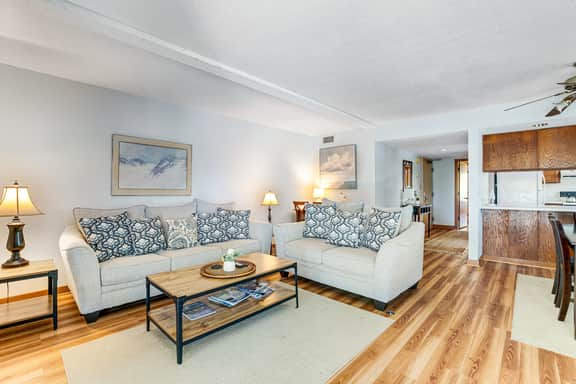 Beautiful villa surrounded by lush landscaping - walk to beach, golf & pool - Image 3