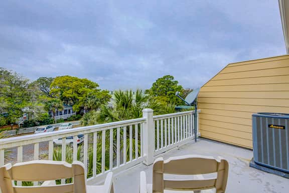 Beachy, three-story villa w/ deck & shared pool - walk downtown & to the beach - Image 3