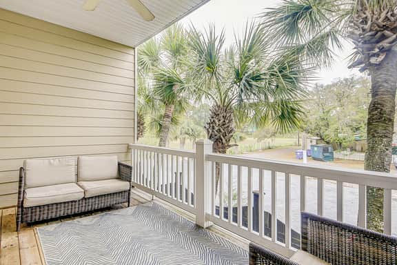 Beachy, three-story villa w/ deck & shared pool - walk downtown & to the beach - Image 2