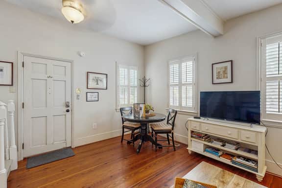Charming carriage house w/ original hardwoods, W/D & antique bed - 1 dog OK - Image 3