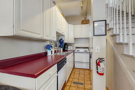 Charming carriage house w/ original hardwoods, W/D & antique bed - 1 dog OK - Image 5