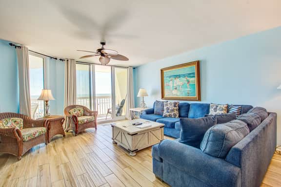 Oceanfront, first-floor villa w/large balcony & shared pool - near the beach - Image 2