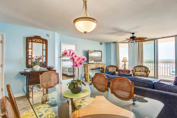 Oceanfront, first-floor villa w/large balcony & shared pool - near the beach - Image 4