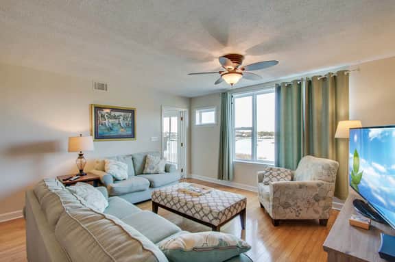 Second-floor condo with river views and access to a community pool - Image 5
