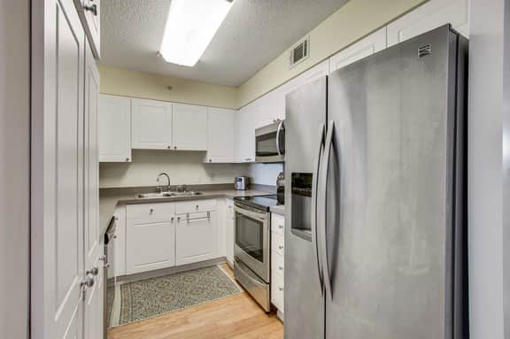 Second-floor condo with river views and access to a community pool - Image 2