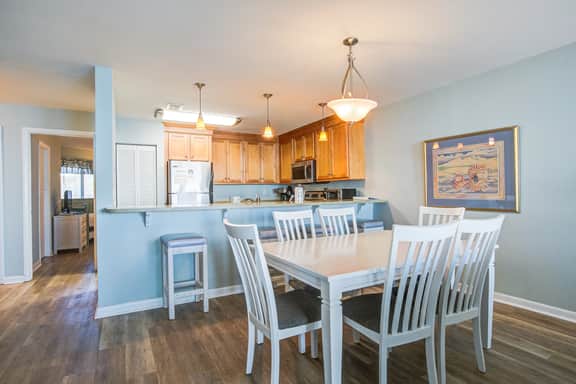 Bright and spacious condo with beach & ocean views, pool, basketball & balcony - Image 5