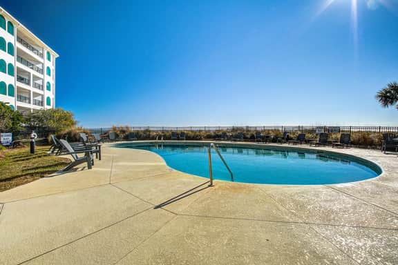 Bright and spacious condo with beach & ocean views, pool, basketball & balcony - Image 2
