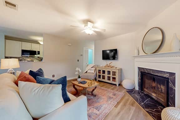 Stylish dog friendly, ground-floor getaway with pool, washer/dryer, & AC - Image 5