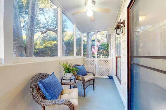 Stylish dog friendly, ground-floor getaway with pool, washer/dryer, & AC - Image 2