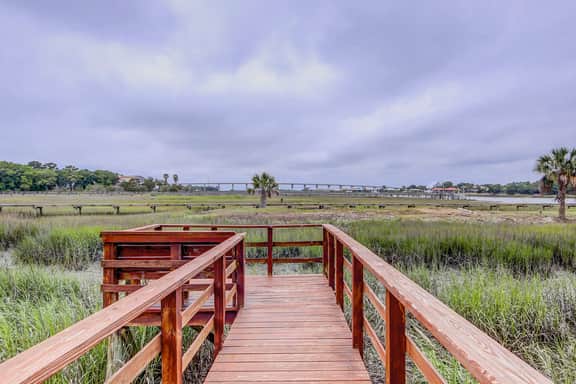 Beautiful home on lush lot with boardwalk to marsh, large deck, wifi, central ac - Image 3