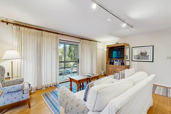 First floor villa with lagoon views within walking distance to the beach/parks - Image 5