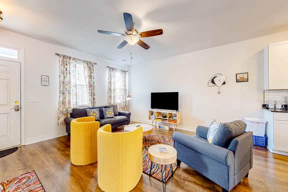Snowbird-friendly townhouse with pool, tennis court, & central AC - Image 2