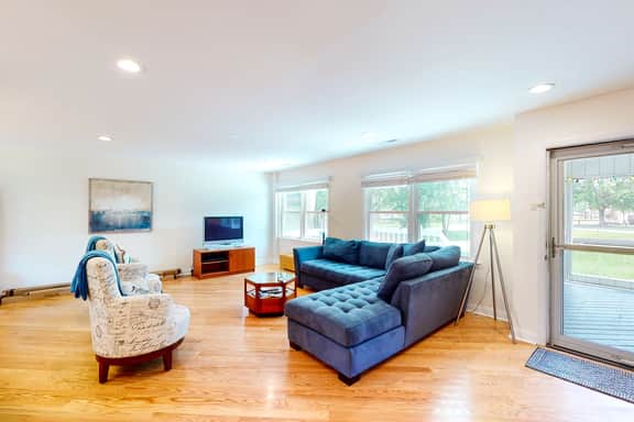 Comfortable dog-friendly home next door to rec center - blocks from beach access - Image 4