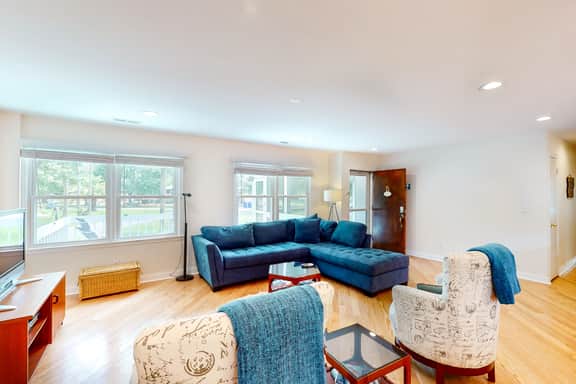 Comfortable dog-friendly home next door to rec center - blocks from beach access - Image 5