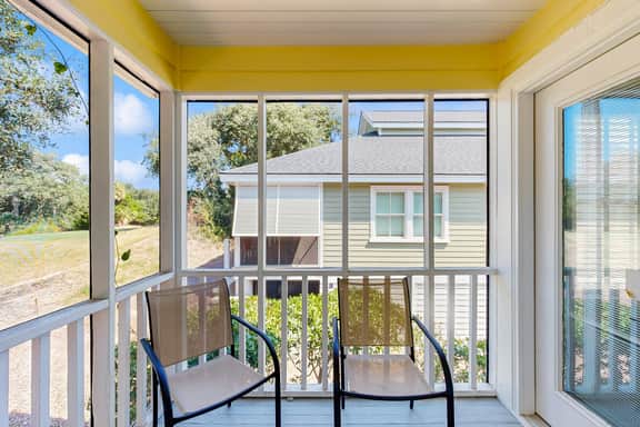 Beautifully decorated cottage steps from the beach with pool & open layout - Image 4