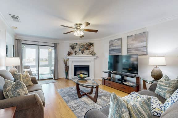 Elegant riverfront condo with access to private W/D, central AC, and pool access - Image 4